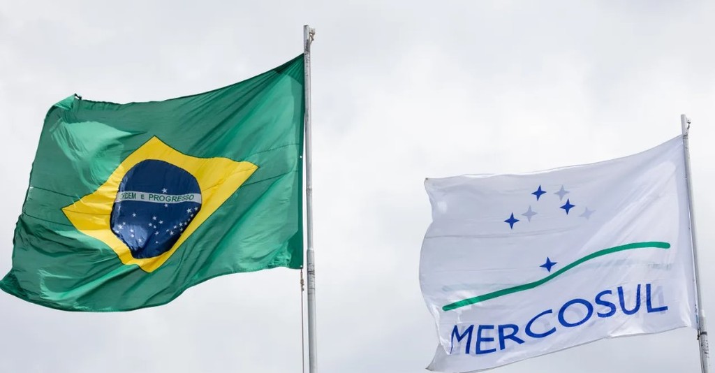 Bandeiras do Mercosul e do Brasil