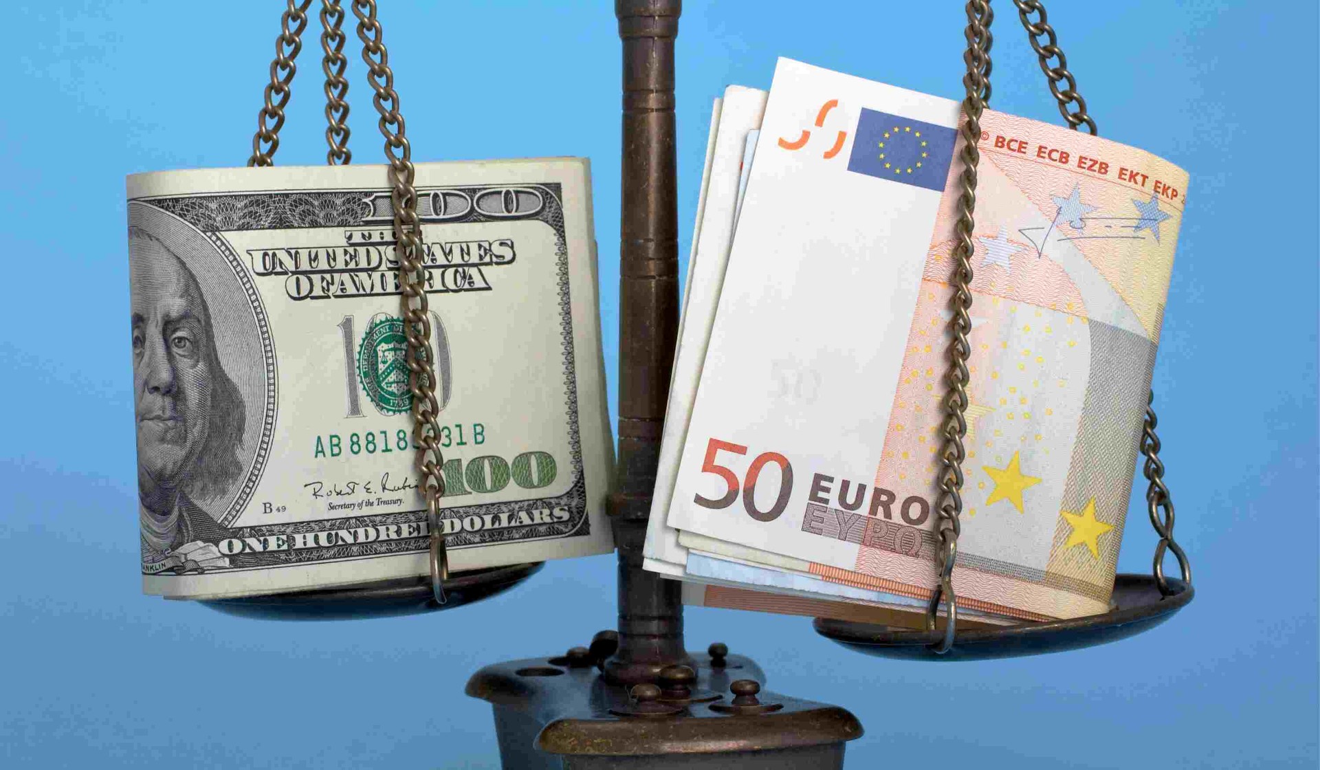Balança com dólares e euros